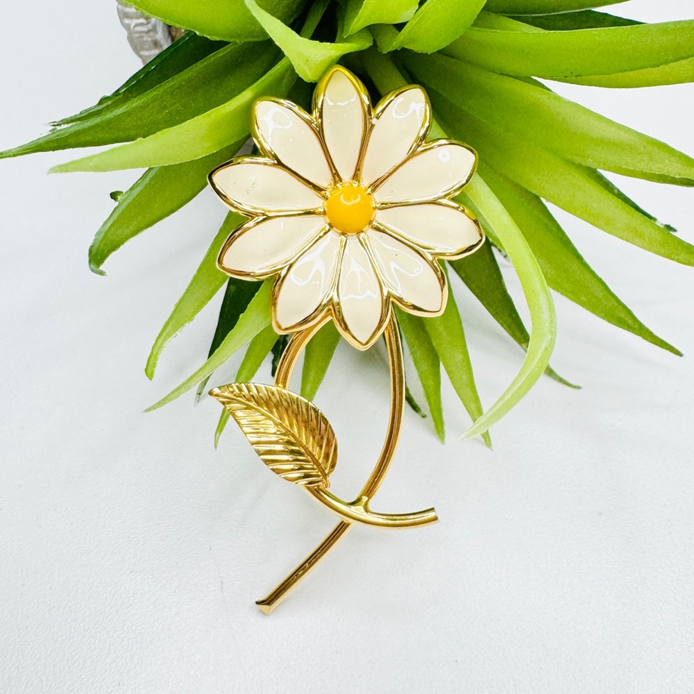 Vintage 60s Retro Cream White Daisy Enamel Gold Tone Statement Flower Brooch MOD